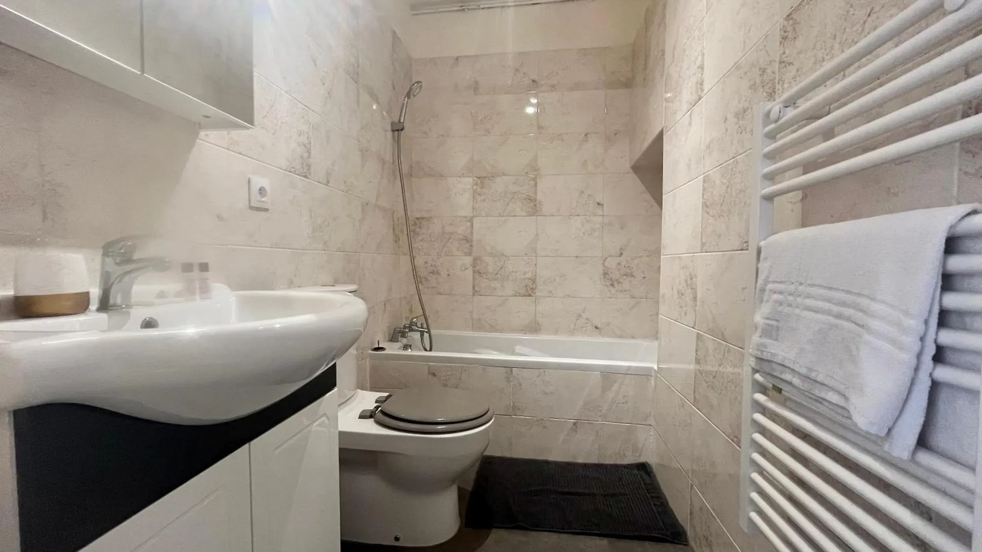Suite Manama Villeurbanne Apartment